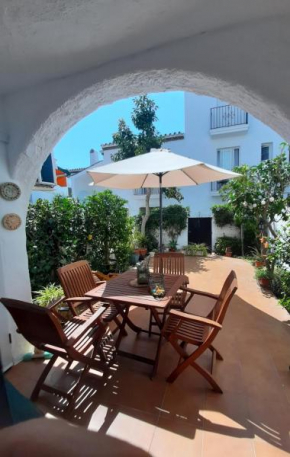 Precioso apartamento a pie de playa en la nueva Milla de Oro entre Estepona y Marbella